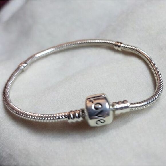 Elegant Silver Tone LOVE CHARM Bracelet NEW - Picture 2 of 4